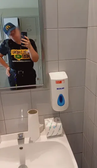 Nina, 24